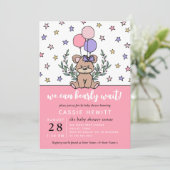 ピンク我々は明らかに女の子の赤ちゃんシャワーの招待を待つことができる 招待状 (スタンド正面)