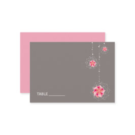 ピンク折り紙ぶら下がったのオーナメントがアジアの光結婚を照らす プレイスカード