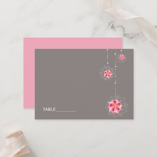 ピンク折り紙ぶら下がったのオーナメントがアジアの光結婚を照らす プレイスカード (正面/裏面インサイチュ)