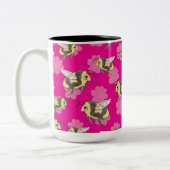 ピンク救のフローラの背景のハチ ツートーンマグカップ (左)