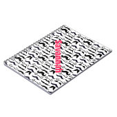 ピンク文字の名前の口ひげヒップスターパターン ノートブック (左側)