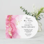 ピンク日付50モダン誕生日を保存 招待状 (スタンド正面)