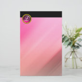 ピンク明るい赤紫色アメジスト宝石ストーンモノグラム 便箋 (スタンド正面)