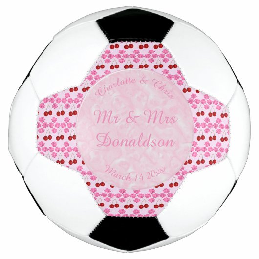 ピンク春の結婚式さくらんぼ花とさくらんぼ サッカーボール (正面)