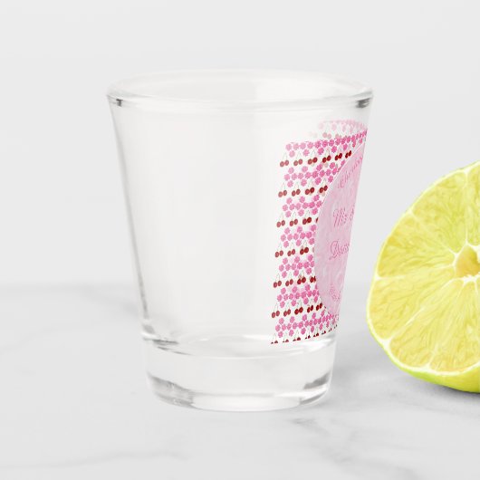 ピンク春の結婚式さくらんぼ花とさくらんぼ ショットグラス (左)