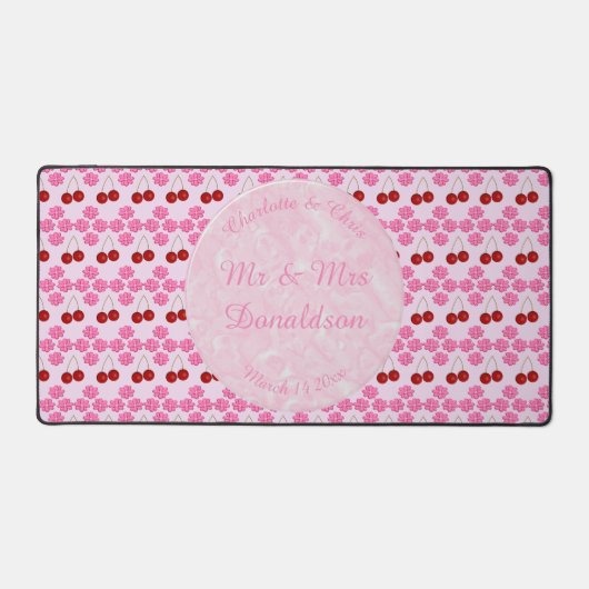 ピンク春の結婚式さくらんぼ花とさくらんぼ デスクマット (正面)