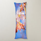 ピンク桜フラワーブルースカイ ボディピロー (裏面 (縦))