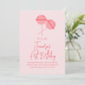 ピンク棒つきキャンデーキャンディバーファースト誕生日招待状 招待状 (スタンド正面)