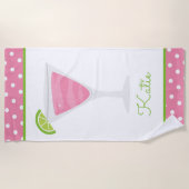 ピンク水玉模様カクテルパーソナライズされたビーチタオル ビーチタオル (正面)