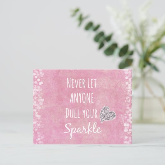 ピンク決してあなたの輝きの引用文を鈍くする ポストカード (スタンド正面)
