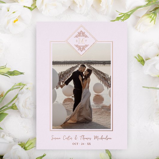 ピンク洗練されたフローリッシュシックバラ金ゴールドイニシャル 箔招待状