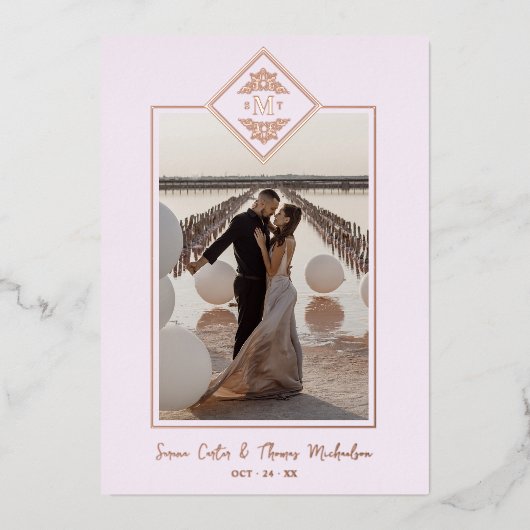 ピンク洗練されたフローリッシュシックバラ金ゴールドイニシャル 箔招待状 (正面)