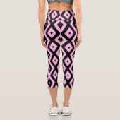 ピンク淡い色のと黒のダイヤモンドパターン カプリレギンス (裏面)