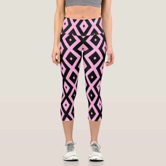 ピンク淡い色のと黒のダイヤモンドパターン カプリレギンス (正面)