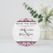 ピンク淡い色ののシャンデリアの結婚式の日付を保存 招待状 (スタンド正面)