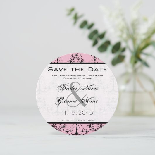 ピンク淡い色ののシャンデリアの結婚式の日付を保存 招待状 (スタンド正面)