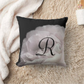 ピンク淡い色のローズ花びらモノグラムフローラ広場 クッション (ブランケット)