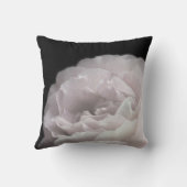 ピンク淡い色のローズ花びらモノグラムフローラ広場 クッション (裏面)