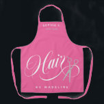 ピンク渦巻形のハサミ髪サロン従業員名 エプロン<br><div class="desc">ピンクの美容師エプロンと白と銀の色の詳細。エプロンの下半分に書は、ハサミの横に白い渦巻形の台本で髪が付いている。従業員名を追加！</div>