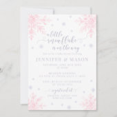 ピンク灰色の小さなスノーフレーク冬の赤ちゃん女の子シャワー 招待状 (正面)