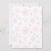 ピンク灰色の小さなスノーフレーク冬の赤ちゃん女の子シャワー 招待状 (裏面)