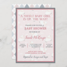 ピンク灰色の白いベビーラマは赤ちゃんのシャワーを跳躍