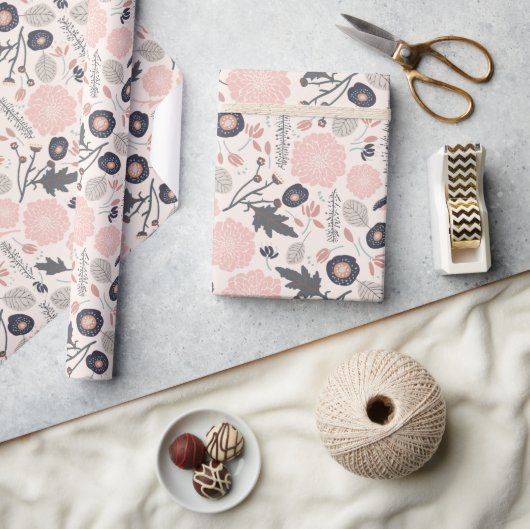 ピンク灰色の黒い植物花パターン ラッピングペーパー (クラフト)