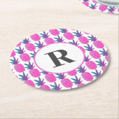ピンク熱帯水色パイナップルモノグラム ラウンドペーパーコースター (アングル)