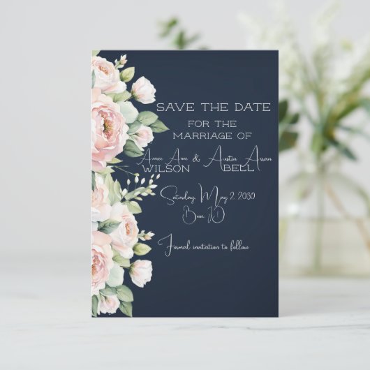 ピンク牡丹ネイビー背景結婚式の日付を保存 エンクロージャーカード (スタンド正面)