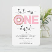 ピンク甘い小さな恋しく思第1誕生日の丸いエッジ 招待状 (スタンド正面)