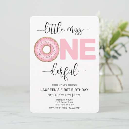 ピンク甘い小さな恋しく思第1誕生日の丸いエッジ 招待状 (スタンド正面)