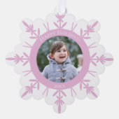 ピンク白い冬のスノーフレーク幸せな休日の日付 オーナメントカード (正面)
