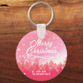 ピンク白い雪の穏やかな森メリークリスマス キーホルダー (正面)