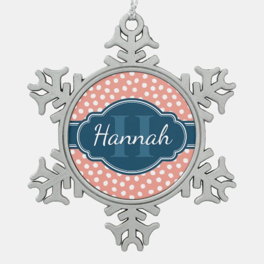 ピンク白パタ点々のあるーンネイビーモノグラム スノーフレークピューターオーナメント (正面)