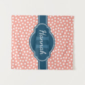 ピンク白パタ点々のあるーンネイビーモノグラム タペストリー (正面(横))