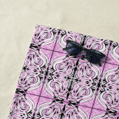 ピンク白黒のカーリー抽象芸術繰り返しパターン ビーチタオル (インサイチュ)