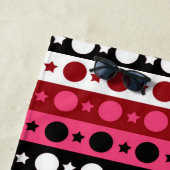 ピンク白黒サークルスターストライプズデザイン ビーチタオル (インサイチュ)