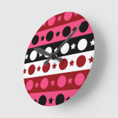 ピンク白黒サークルスターストライプズデザイン ラウンド壁時計 (傾斜)