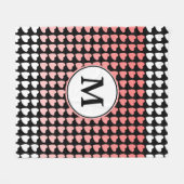 ピンク白黒ハートパターンモノグラム フリースブランケット (正面(横))