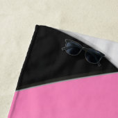 ピンク白黒バレーボール女子スポカスタムーツ ビーチタオル (インサイチュ)