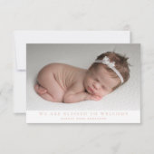 ピンク私たちは写真賛美コラージュ赤ん坊の女の子の誕生 案内状 (正面)