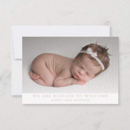 ピンク私たちは写真賛美コラージュ赤ん坊の女の子の誕生 案内状 (正面)