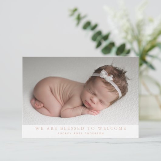 ピンク私たちは写真賛美コラージュ赤ん坊の女の子の誕生 案内状 (スタンド正面)