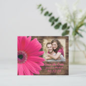 ピンク素朴デイジーウッドフォトウェディングデートを保存 案内ポストカード (スタンド正面)