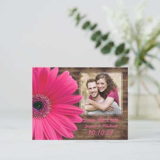 ピンク素朴デイジーウッドフォトウェディングデートを保存 案内ポストカード (スタンド正面)