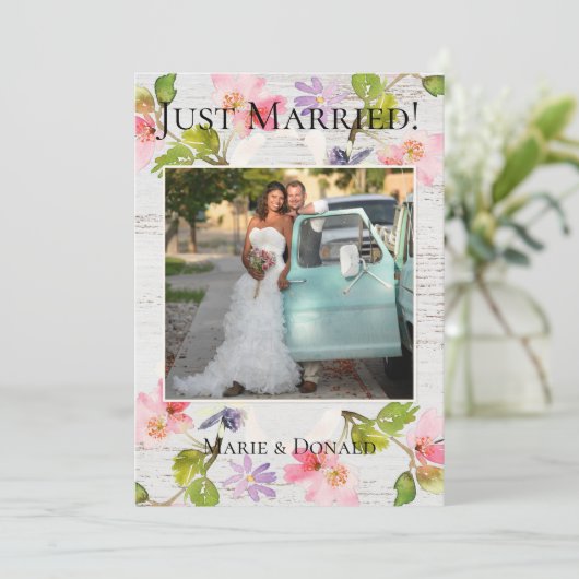 ピンク素朴花模様オンホワイトウッドたった今結婚しました シーズンカード (スタンド正面)