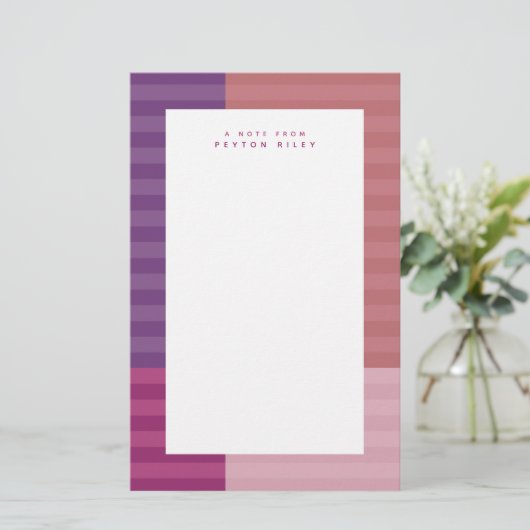 ピンク紫のストライプの枠おもしろいかわいいパーソナライズされた 便箋 (スタンド正面)