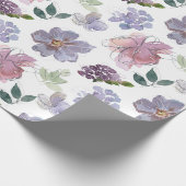 ピンク紫の花びら白の背景 ラッピングペーパー (角)