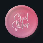 ピンク紫グラデーション書道Sweet sixteen ペーパープレート<br><div class="desc">ピンク紫グラデーション書道Sweet sixteen紙プレートは明るいモダンとカラフルグラデーションの背景に書を特徴とする。</div>