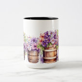 ピンク紫色の花を持つ水色の樽 ツートーンマグカップ (中央)